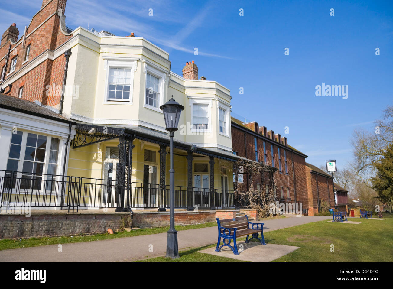 Court Garden House and Parkwood Community Leisure. Pound Lane. Higginson Park. Thames river