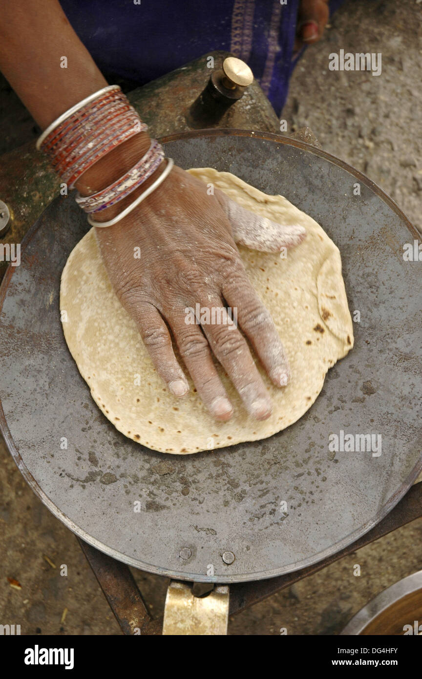 Making Chapati Stock Photos & Making Chapati Stock Images Alamy
