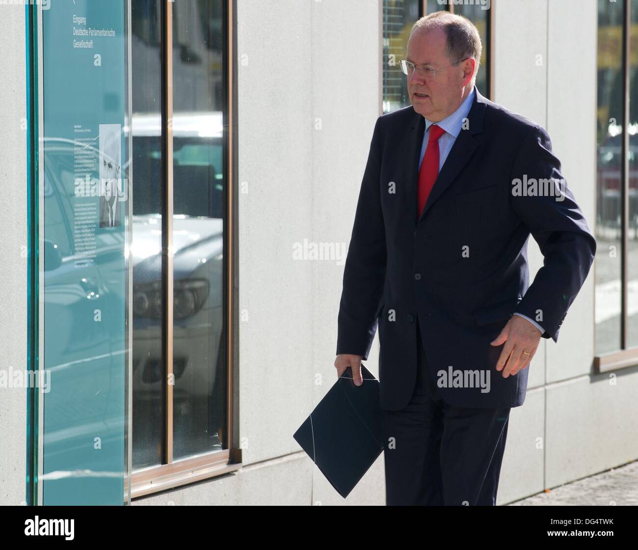 Berlin, Germany. 14th Oct, 2013. Former top candidate of the SPD, Peer Steinbrueck, arrives at the Bundestag for exploratory coalition talks between the SPD and the CDU/CSU in Berlin, Germany, 14 October 2013. Photo: TIM BRAKEMEIER/dpa/Alamy Live News Stock Photo