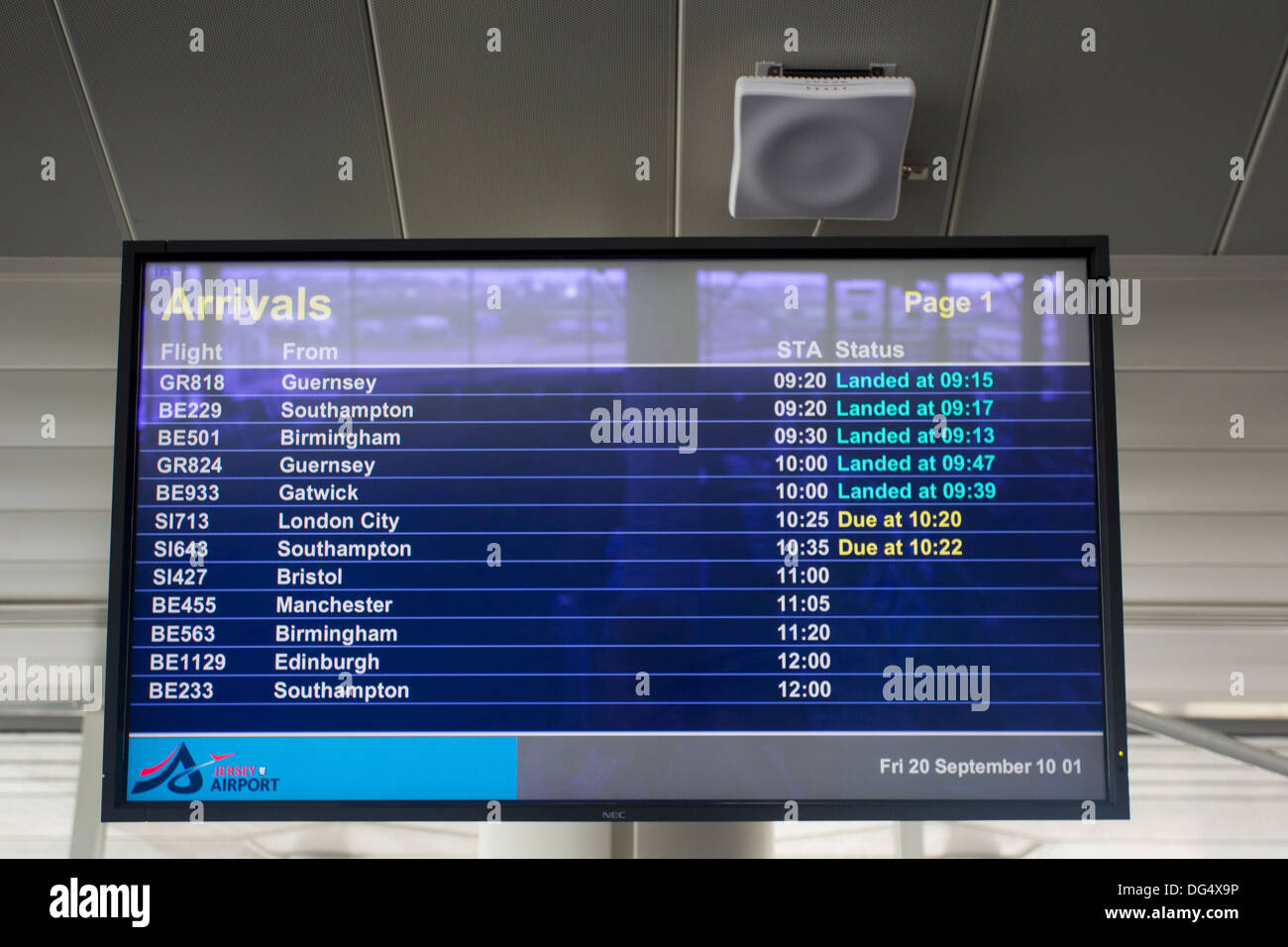 Extranjero sector étnico Arrivals & departures board screen at Jersey Airport Channel Islands Stock  Photo - Alamy