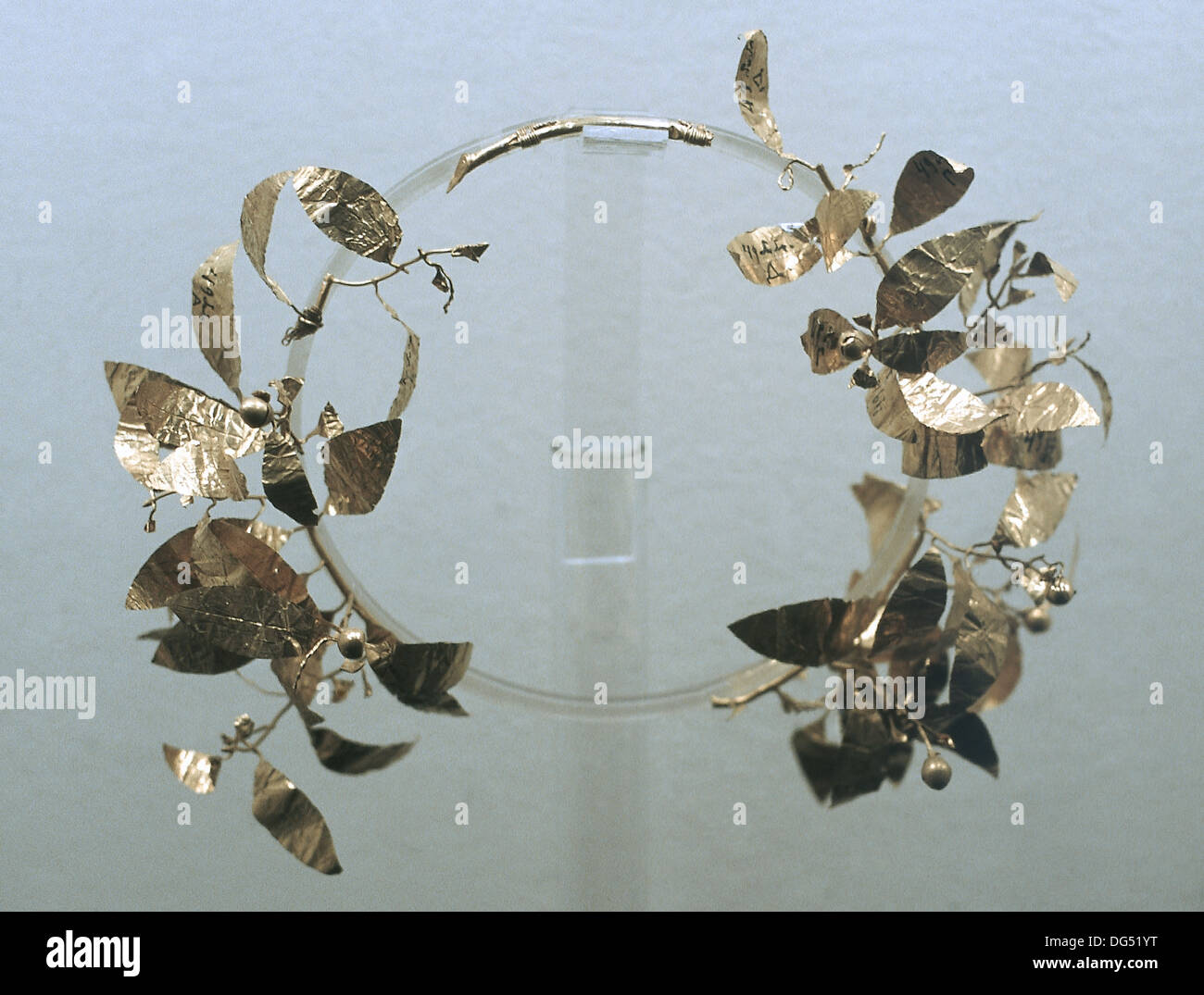 Gold crown hi-res stock photography and images - Alamy