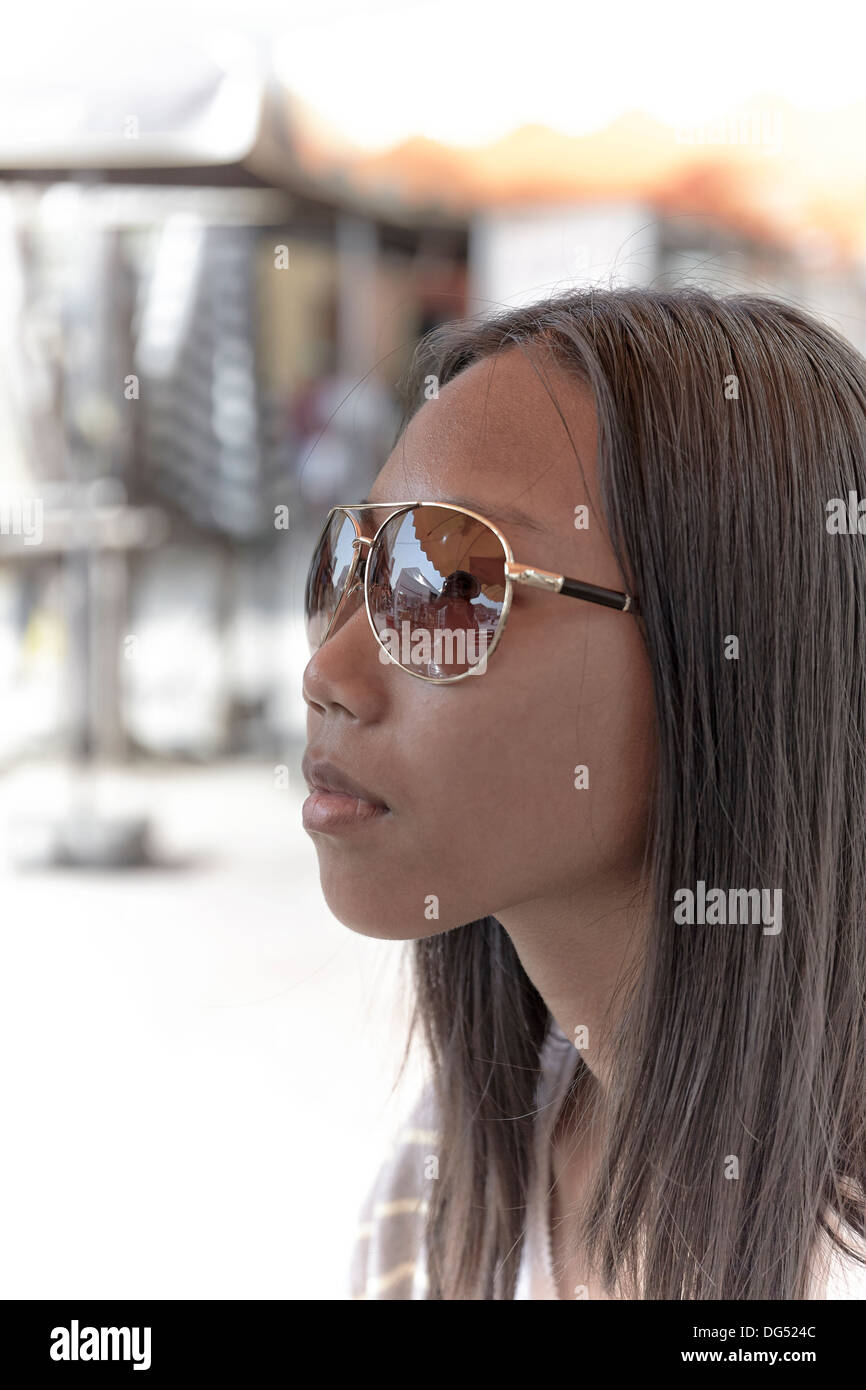 Teen girl wearing sunglasses hi-res stock photography and images - Alamy