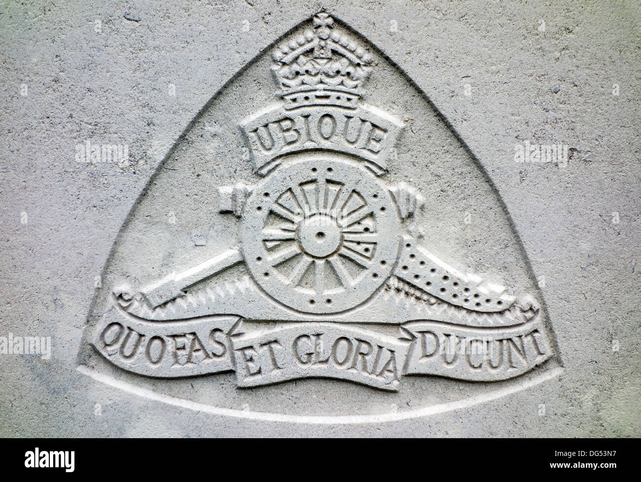 Royal Field Artillery regimental badge on headstone of World War One soldier, Cemetery of the Commonwealth War Graves Commission Stock Photo