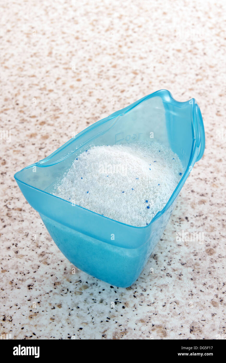 https://c8.alamy.com/comp/DG5F17/laundry-detergent-or-washing-powder-in-a-blue-measuring-cup-on-a-kitchen-DG5F17.jpg