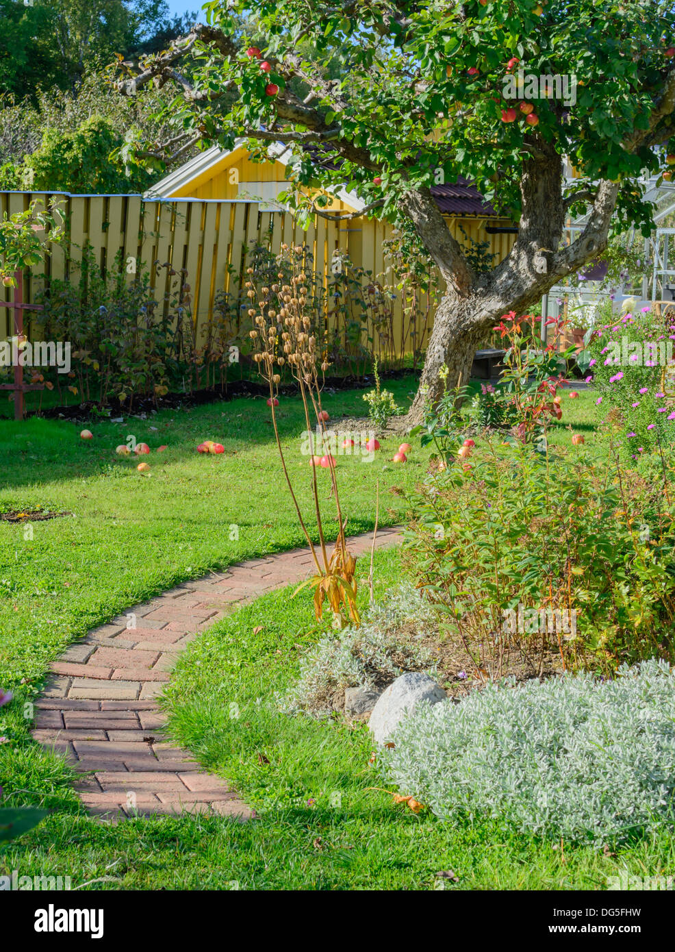 Garden red brick path hi-res stock photography and images - Alamy