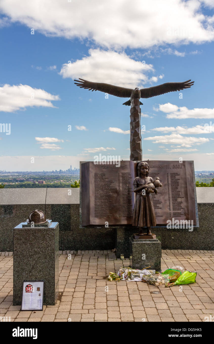 Eagle Rock 9/11 Memorial in West Orange, New Jersey, with the finished One World Trade Center in the background Stock Photo
