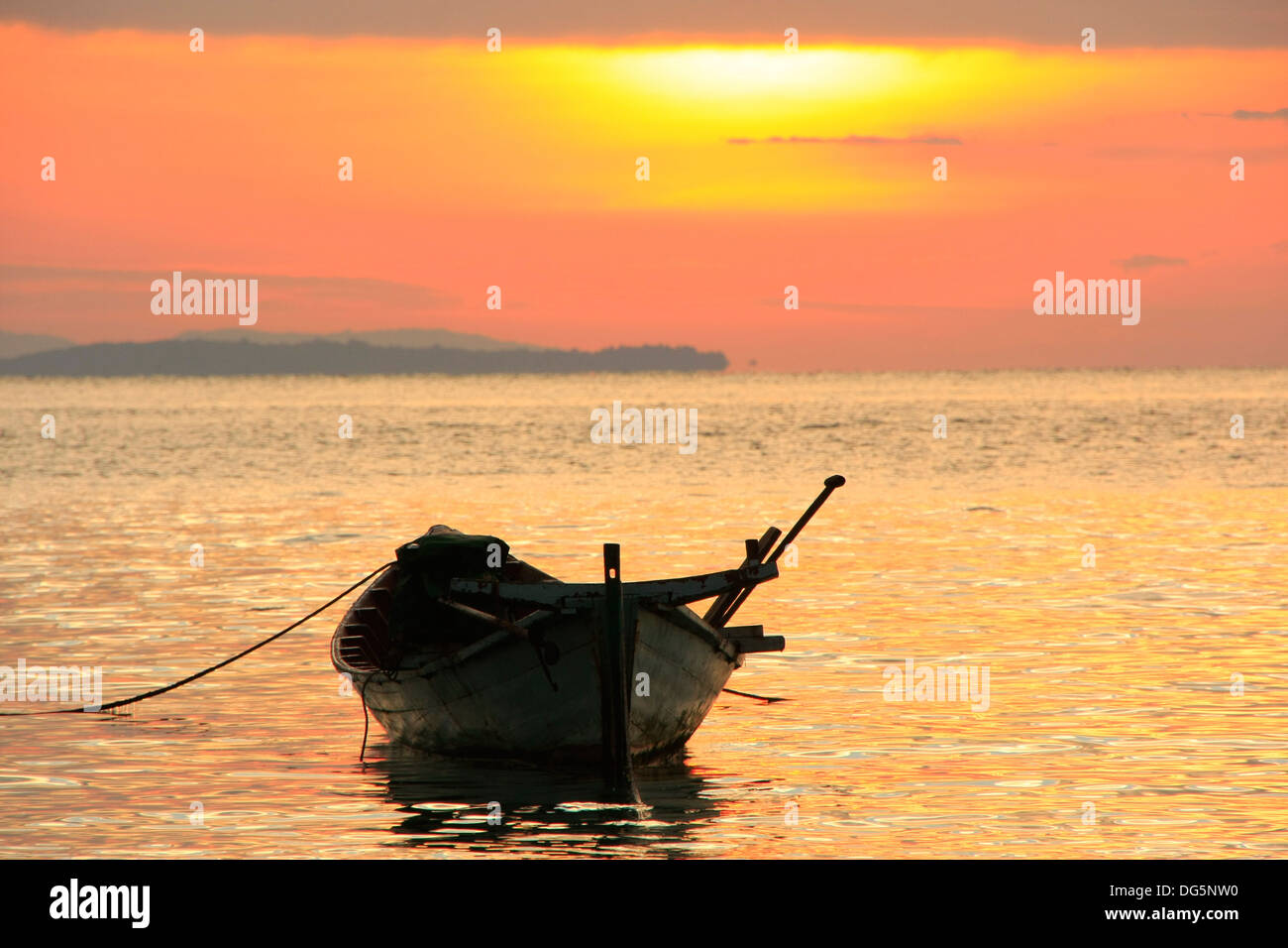 Boat silhouette at sunrise hi-res stock photography and images - Alamy