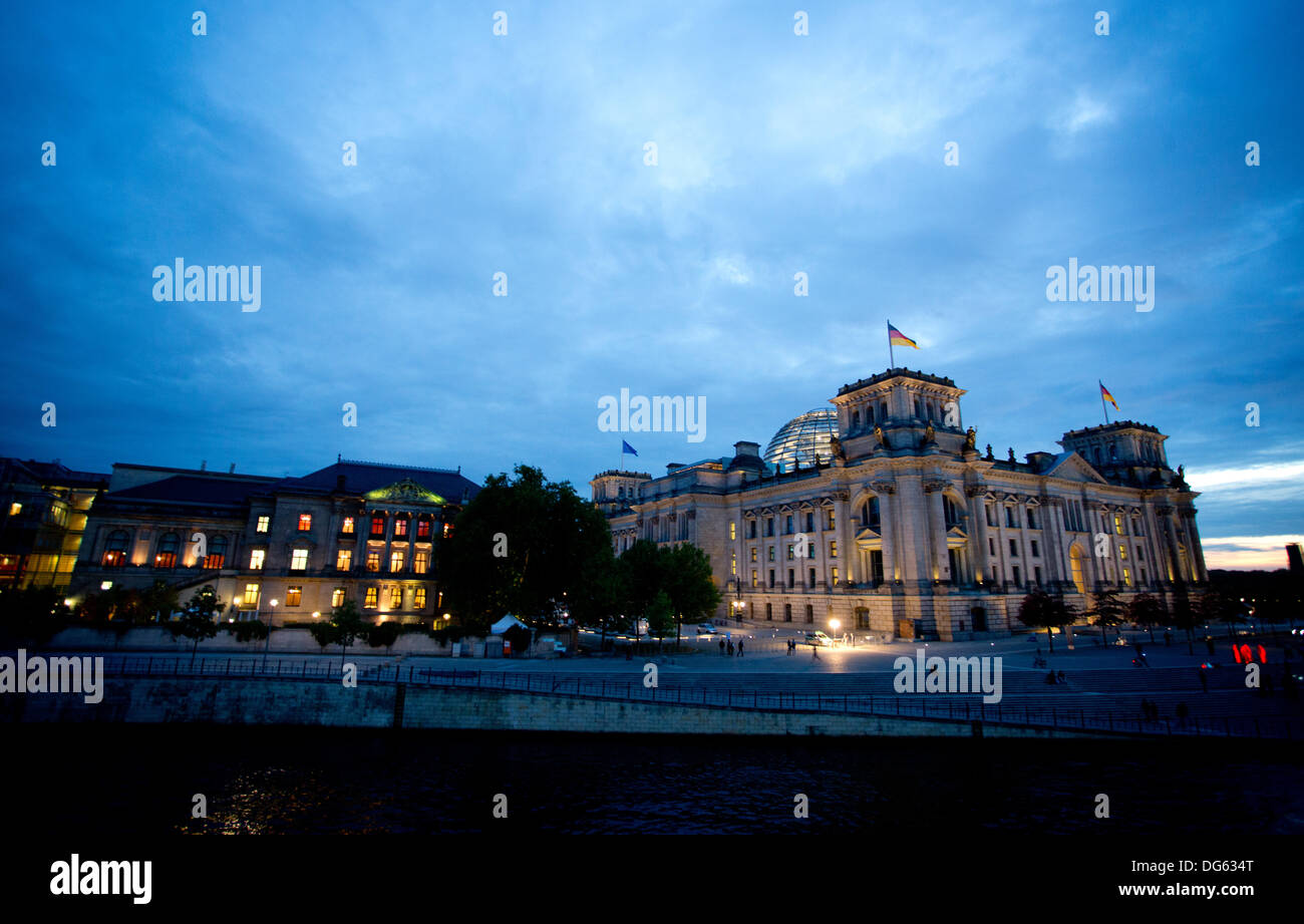 Berlin, Germany. 14th Oct, 2013. The windows at the German Parliamentary Society (DPG) next to the Reichstag are brightly illuminated during exploraive talks between CDU/CSU and SPD in Berlin, Germany, 14 October 2013. Photo: KAY NIETFELD/dpa/Alamy Live News Stock Photo