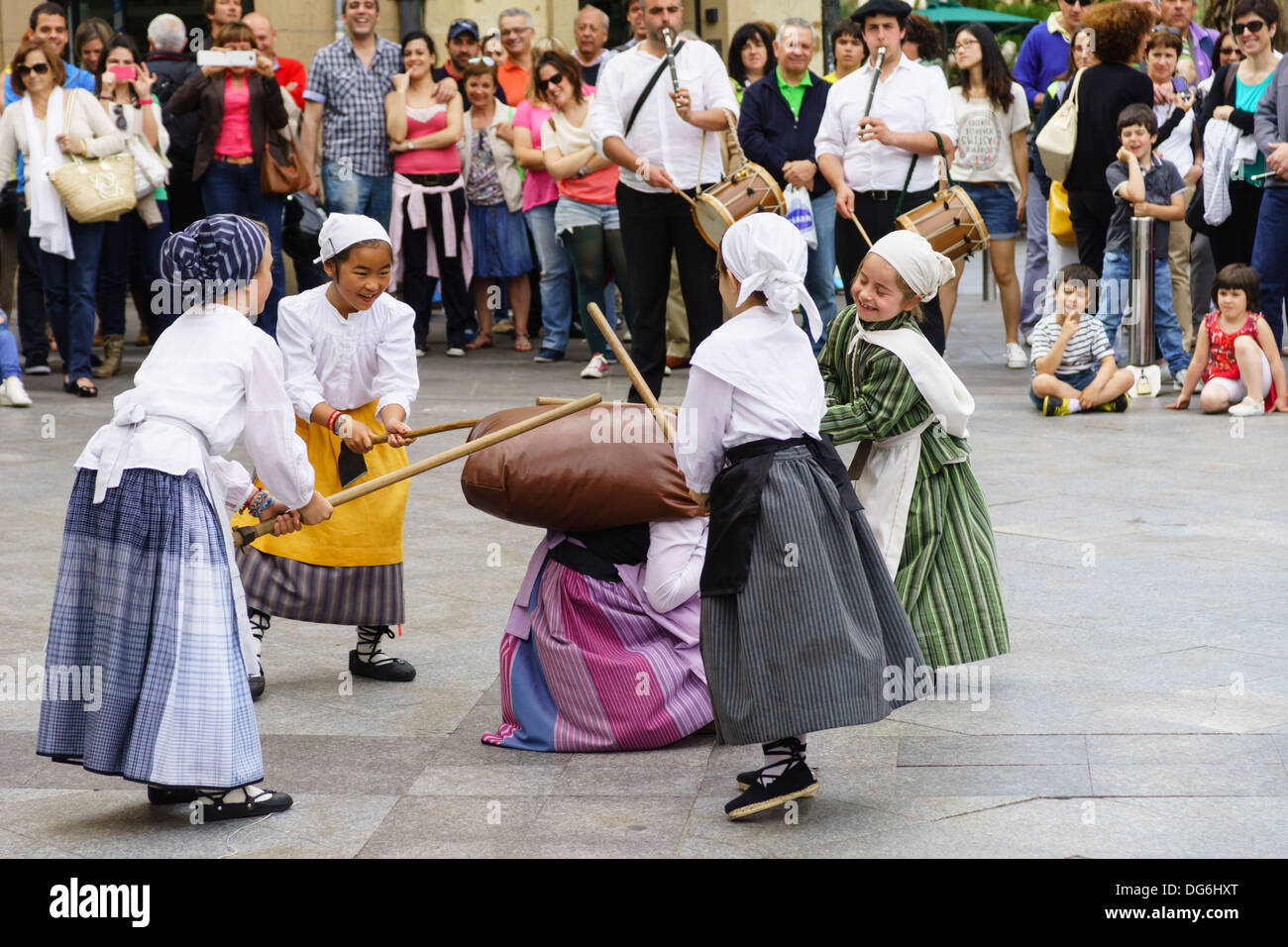 Girls basque folk dance in hi-res stock photography and images - Alamy