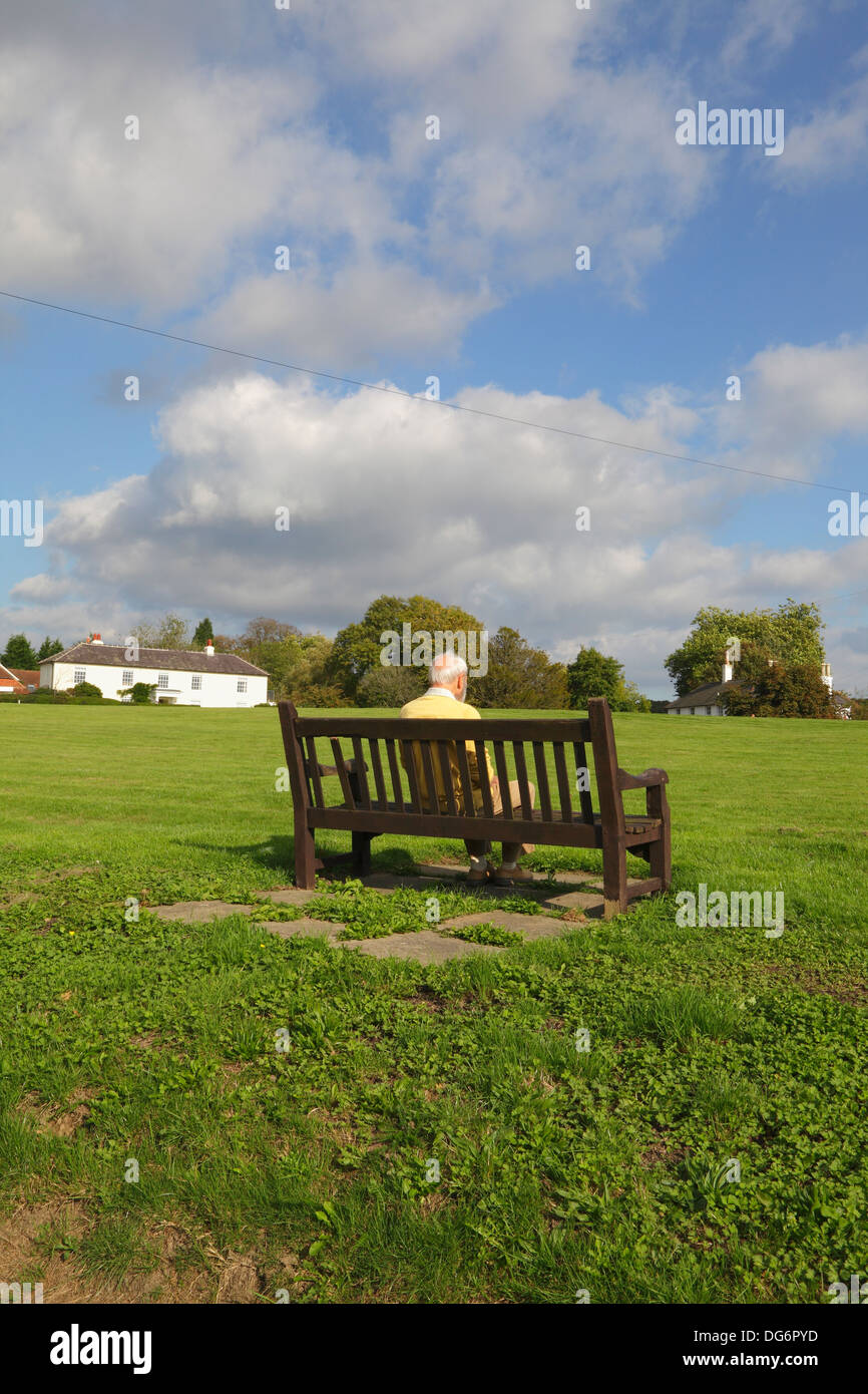 Man uk park bench lonely hi-res stock photography and images - Alamy