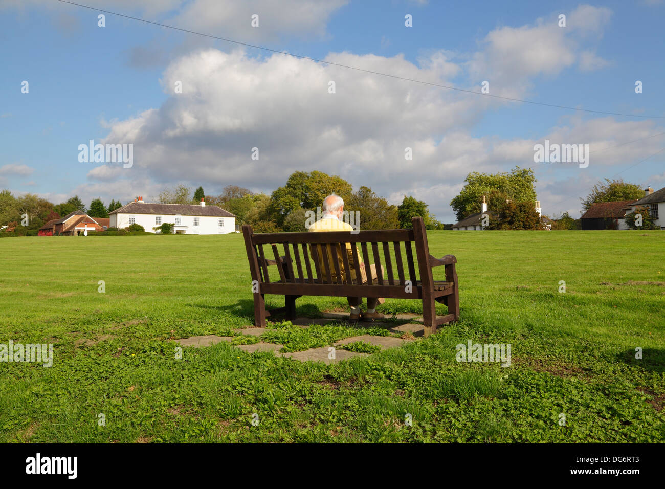 Man uk park bench lonely hi-res stock photography and images - Alamy