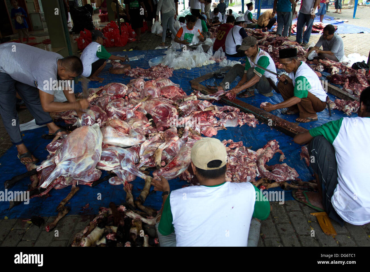Serpong-Banten, Indonesia. 15th October 2013. A Cow meat divided into pieces. Muslims in Indonesia celebrate Iedul Adha by slaughtering cows or sheep to give to the poor.  Credit:  Donal Husni/Alamy Live News Stock Photo