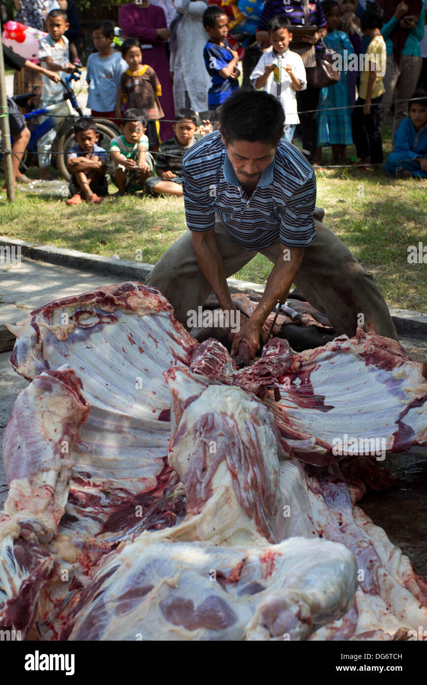 Serpong-Banten, Indonesia. 15th October 2013. Cow meat slices into pieces before delivered. Muslims in Indonesia celebrate Iedul Adha by slaughtering cows or sheep to give to the poor.  Credit:  Donal Husni/Alamy Live News Stock Photo