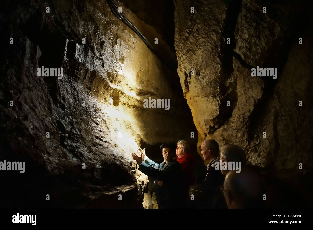 France, Midi-Pyrénées - Grotte de Betharram, caverns near Lourdes. Guide lectures to tour group. Stock Photo