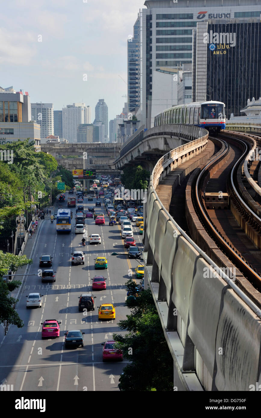 BTS Skytrain and road traffic at Ratchathewi in Bangkok, Thailand Stock ...