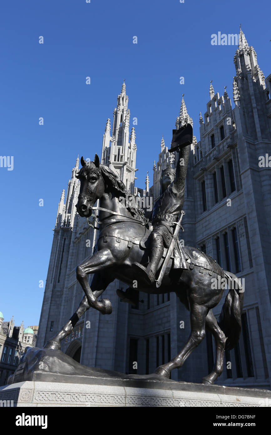 Statue of Robert the Bruce in front of Marischal College, the HQ of Aberdeen city council, Aberdeen city centre Scotland, UK Stock Photo