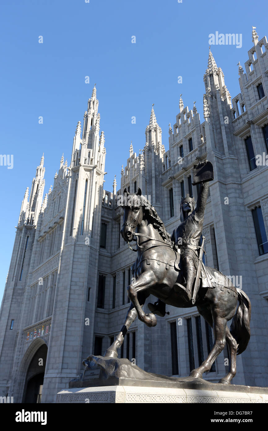 Statue of Robert the Bruce in front of Marischal College, the HQ of Aberdeen city council, Aberdeen city centre Scotland, UK Stock Photo