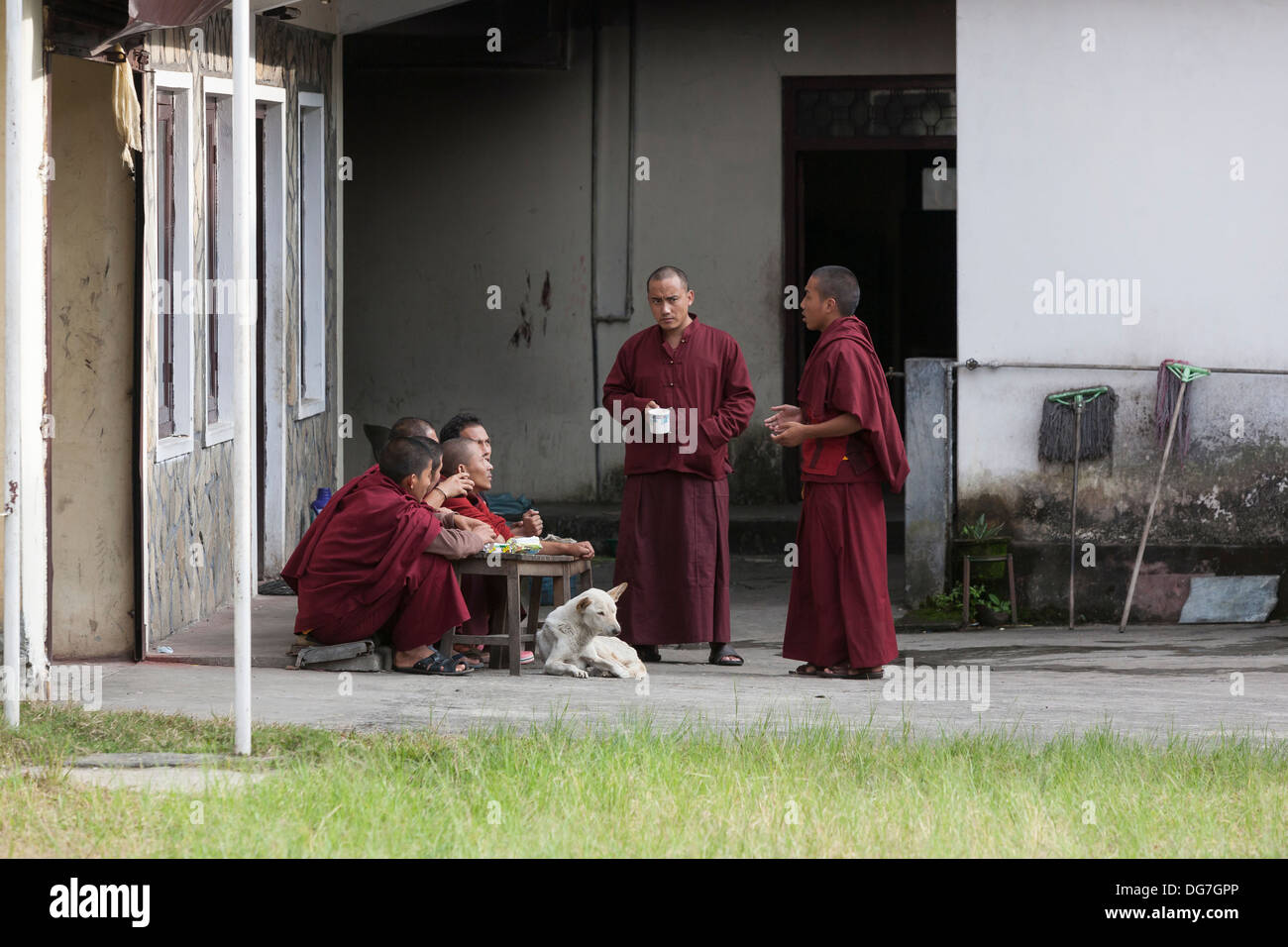 Monks from Jangchub Choeling Monastery at Tashi Palkhiel Tibetan Refugee Settlement Stock Photo