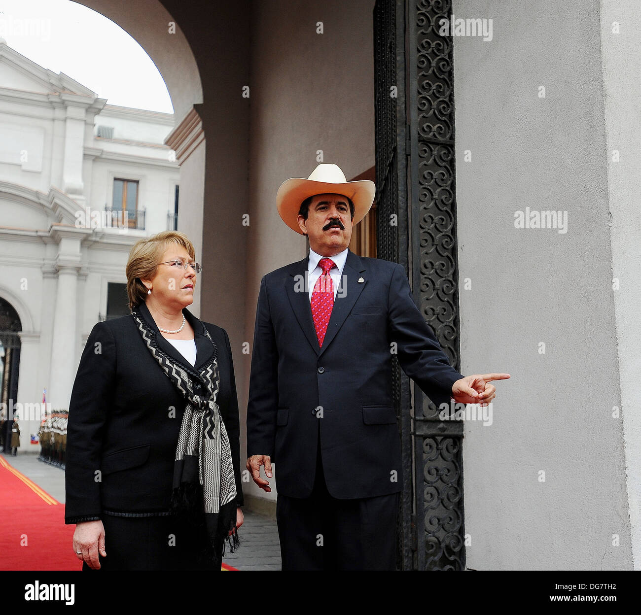 President Michelle Bachelet receives ousted President Manuel Zelaya of 