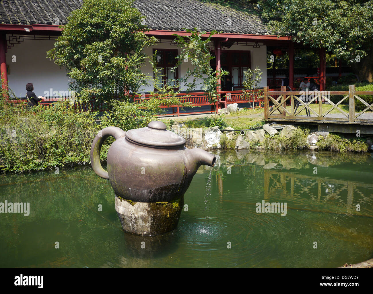Giant teapot giant tea pot hires stock photography and images Alamy