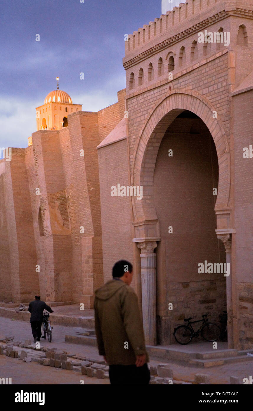 Tunez: Kairouan. Rue Ibrahim and facade of the Great Mosque Stock Photo