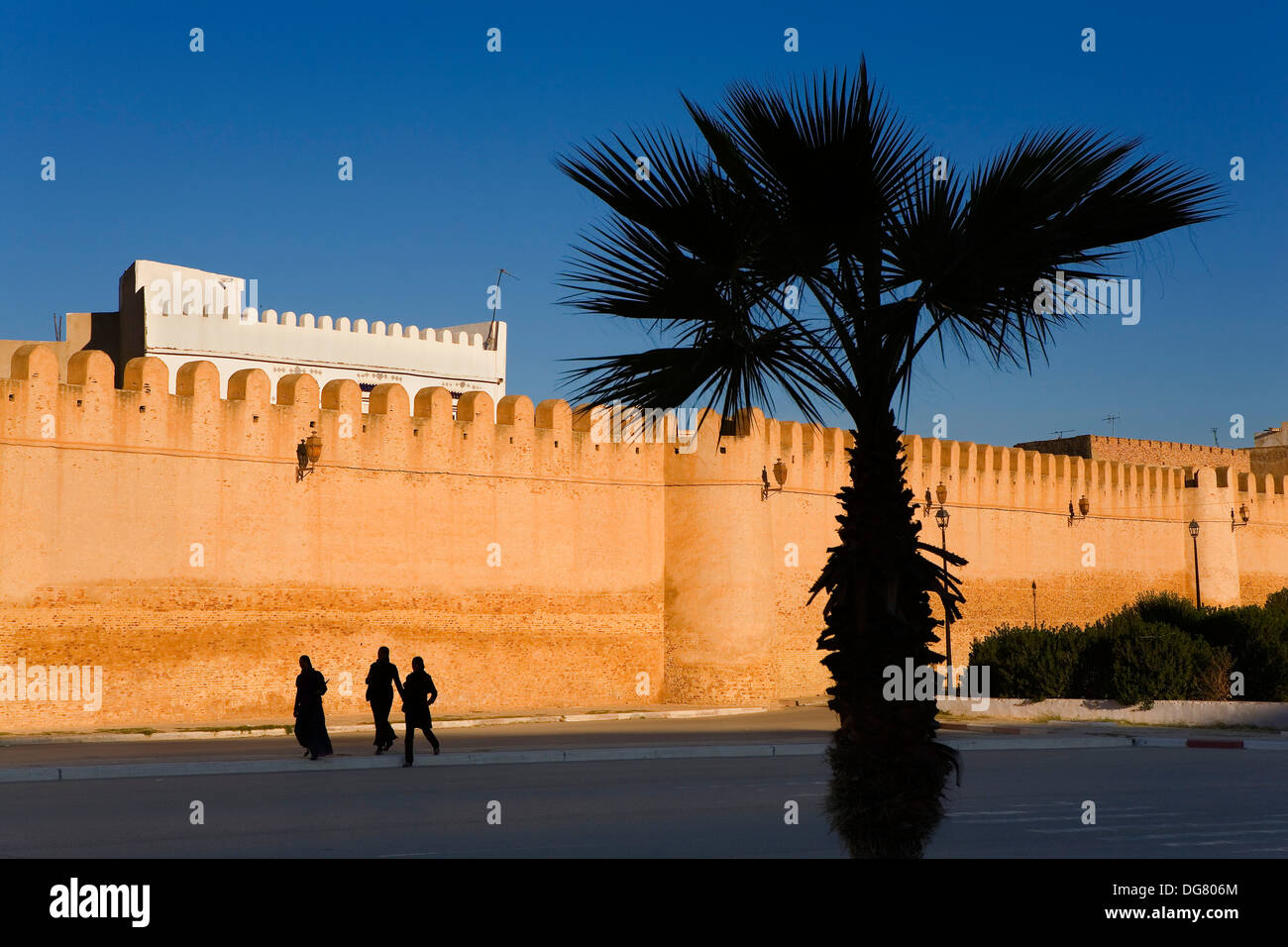 Tunez: Kairouan. Ramparts of the medina Stock Photo
