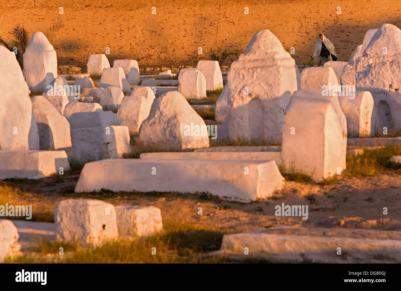 Tunez: Kairouan. Cemetery and walls of the medina in Avenue Sadlja Stock Photo