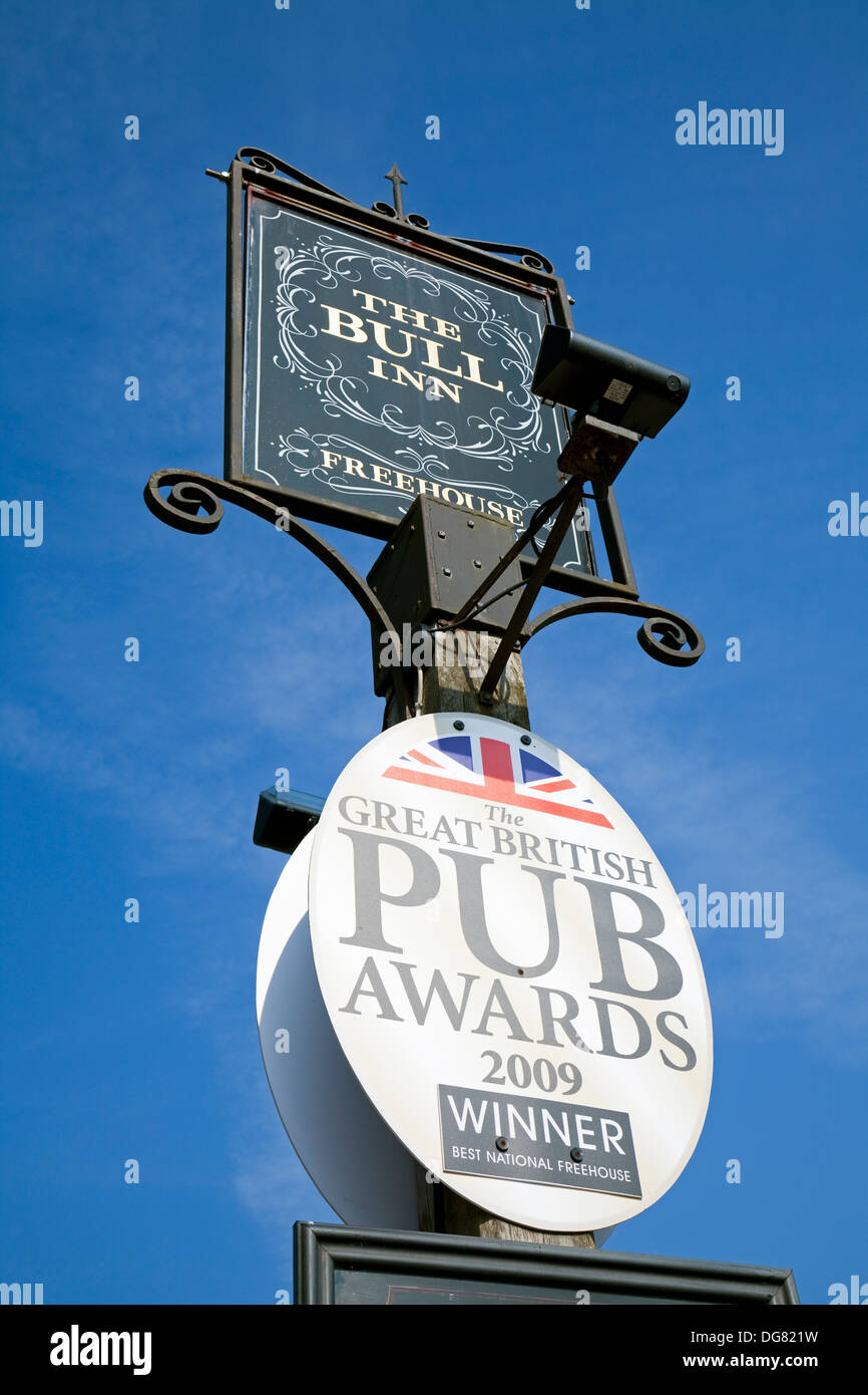 Traditional british country public house hi-res stock photography and ...
