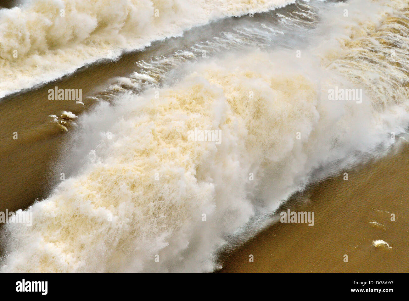 Brazil, Paraná: Enormous water volumes streaming out of the floodgates of Itaipú Dam in Foz do Iguacu Stock Photo