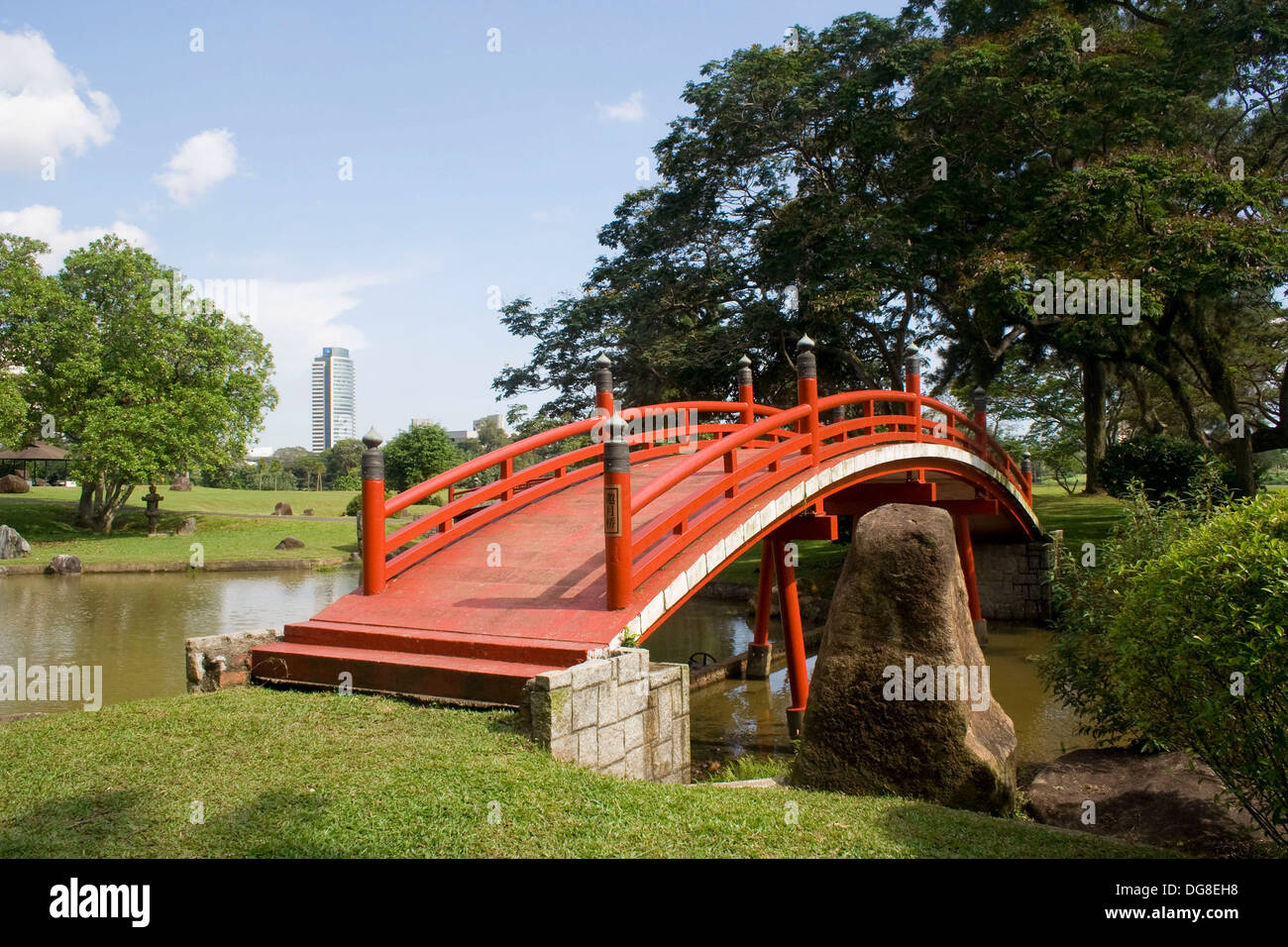 Traditional bridge in the Japanese Gardens, Singapore Stock Photo Alamy