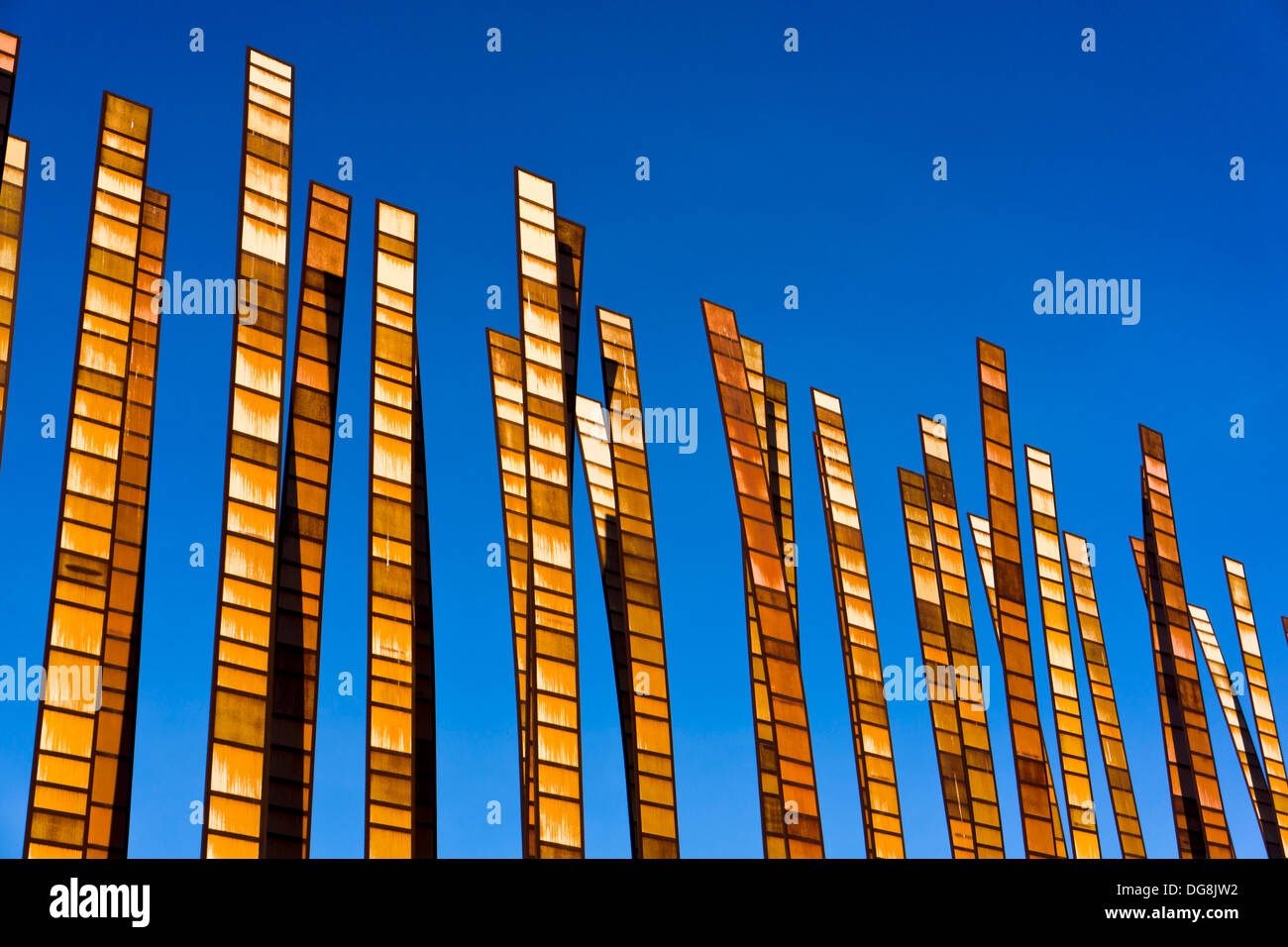 'Grass Blades' sculpture by Susan Zoccola with architect John Fleming. Outside EMP Museum, Seattle, WA, USA. Stock Photo