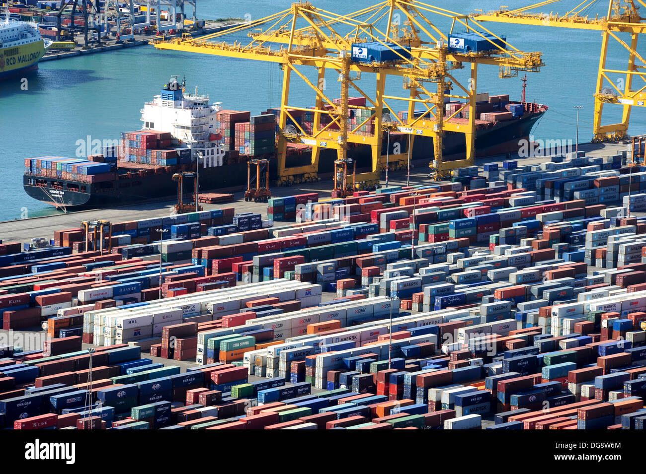 Carga de contenedores de almacenamiento en un buque para el transporte por  vía marítima, puerto de Barcelona, Catalunya España Stock Photo - Alamy
