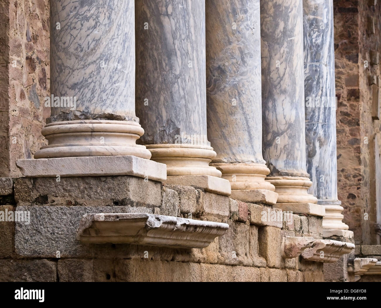 Basas y fustes de las columnas de la escena del Teatro romano de Mérida -  Ruinas de la ciudad romana de Emérita Augusta Stock Photo - Alamy