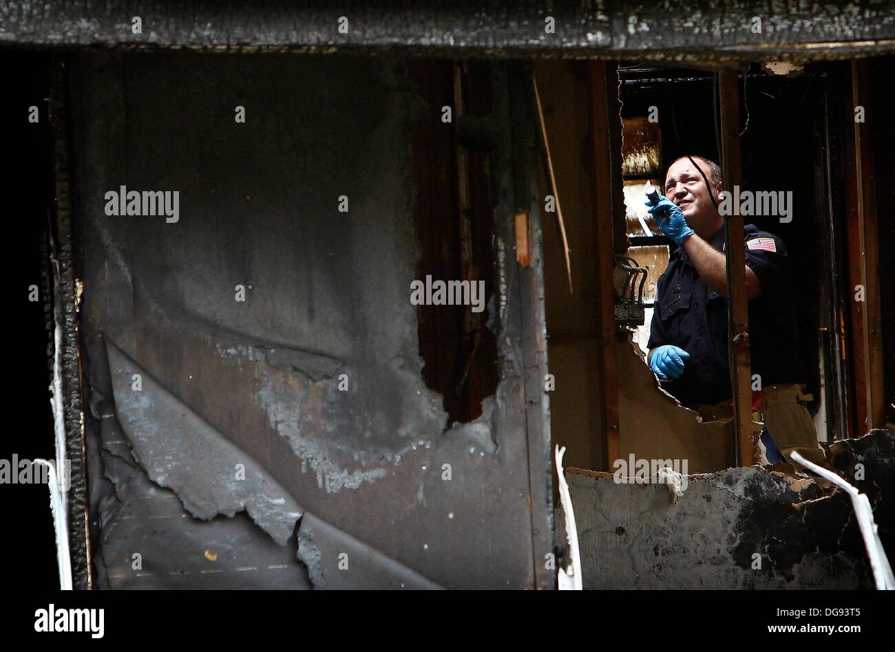Memphis, TN, USA. 16th Oct, 2013. October 16, 2013 ''“Memphis Police investigate the charred remains of the burnt out home at 1383 Worthington Wednesday afternoon were attempted murder suspect Aaron Dumas died a day earlier. © Mark Weber/The Commercial Appeal/ZUMAPRESS.com/Alamy Live News Stock Photo