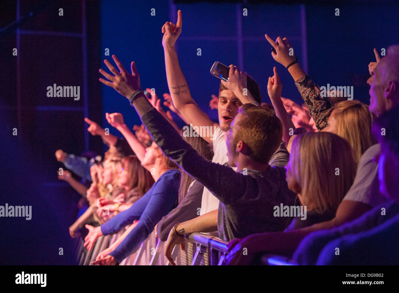 Audience clapping kids hires stock photography and images Alamy