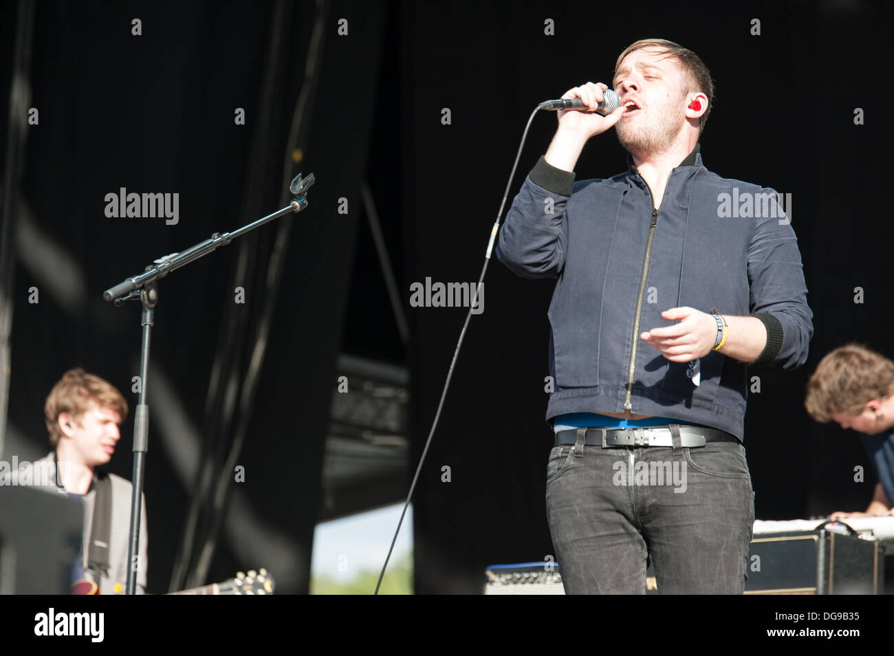 jonathan-higgs-of-british-alternative-pop-rock-band-everything