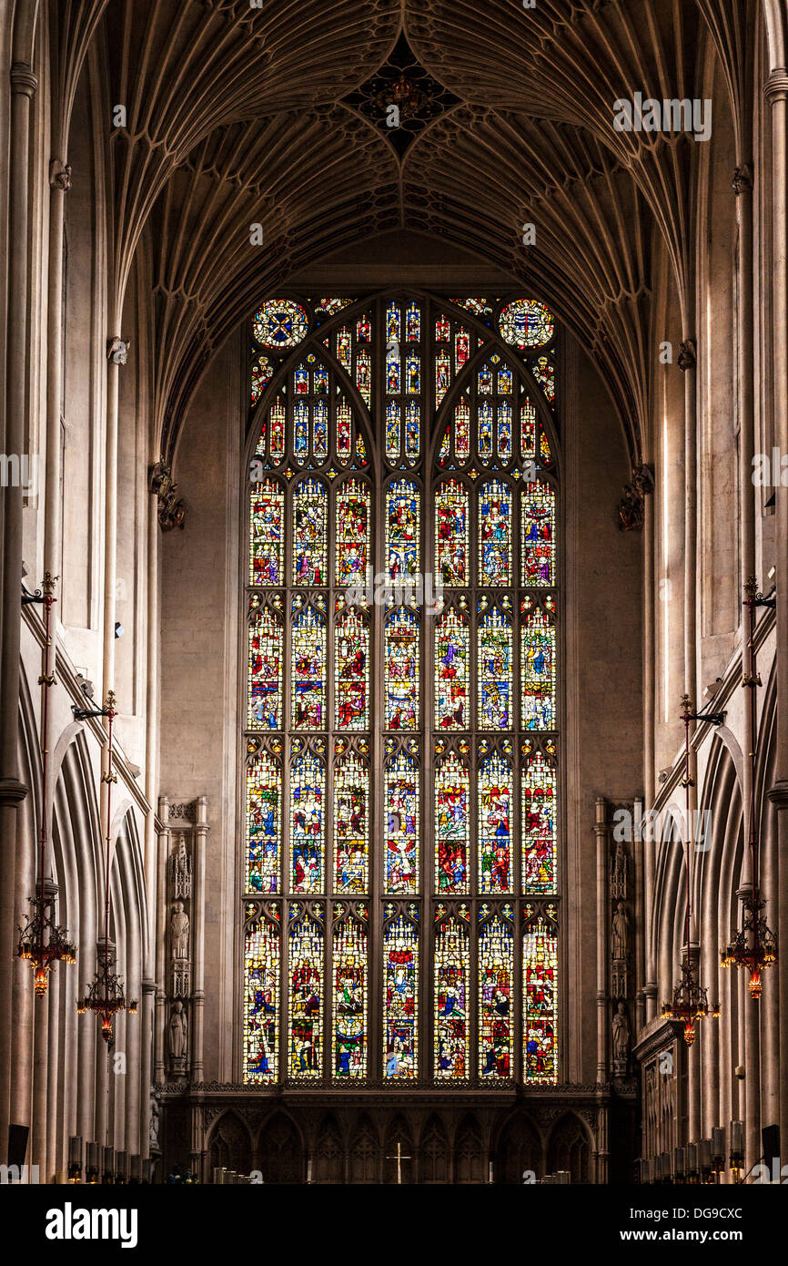 Interior of Bath Abbey showing the fan vaulting ceiling and stained ...