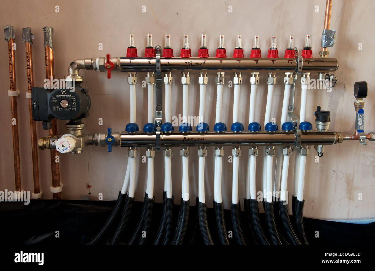 Domestic underfloor heating pipes hires stock photography and images Alamy