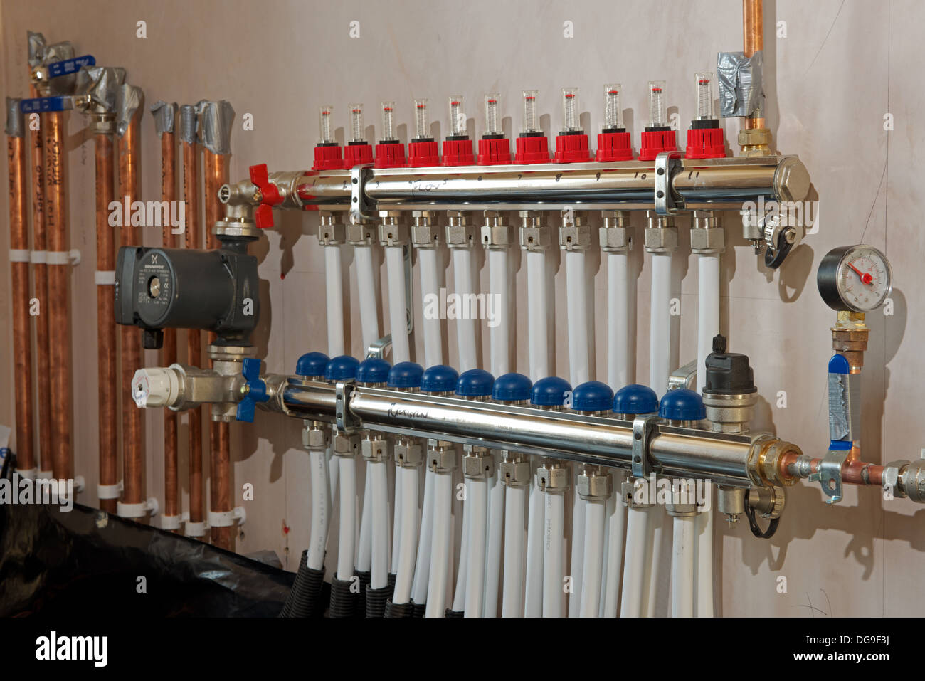 Domestic underfloor heating pipes Stock Photo Alamy