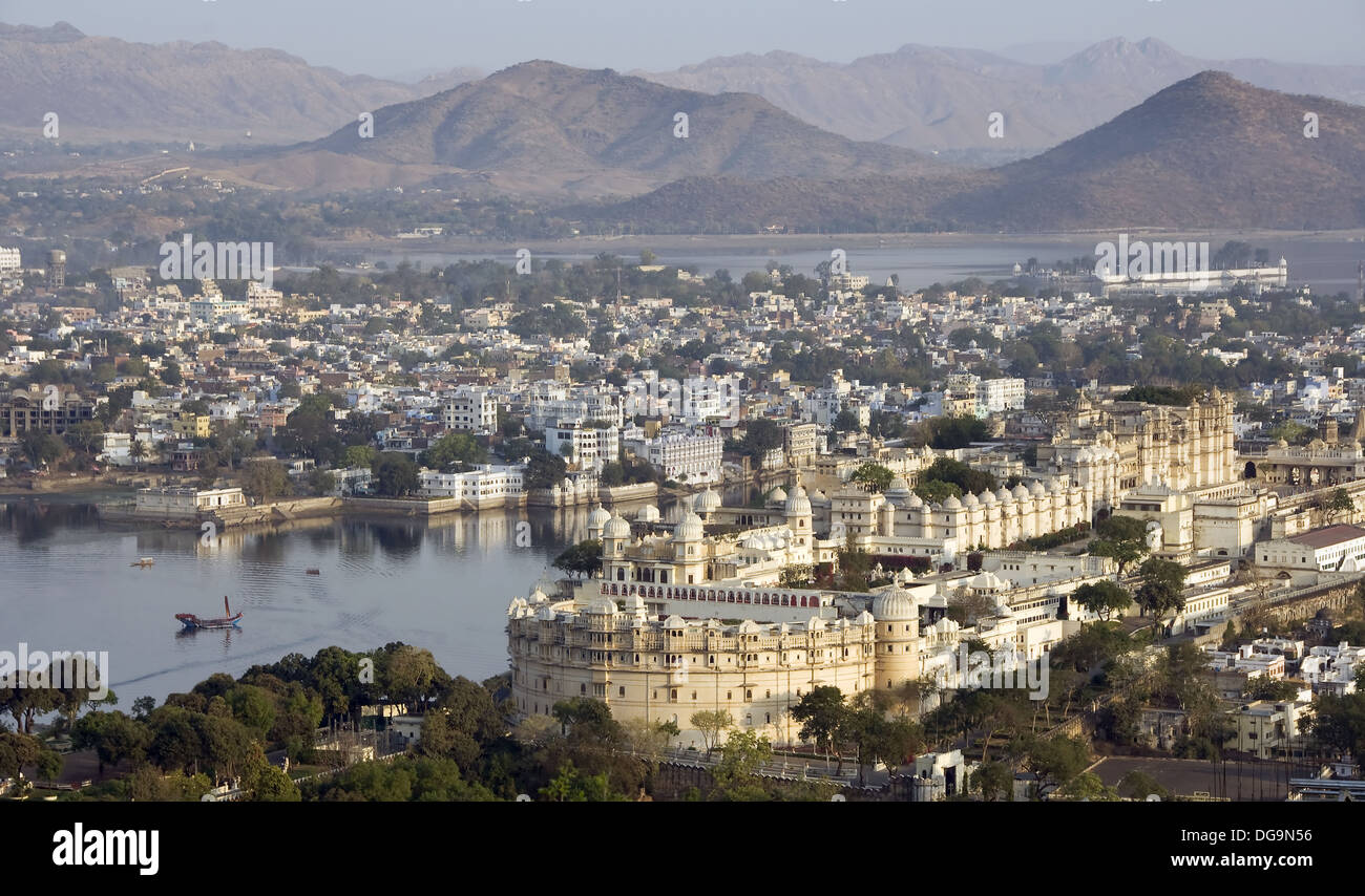Udaipur City Palace and lake Pichola, Rajasthan, India City Palace et lac Pichola, Udaipur, Rajasthan, Inde Stadtpalast und Stock Photo