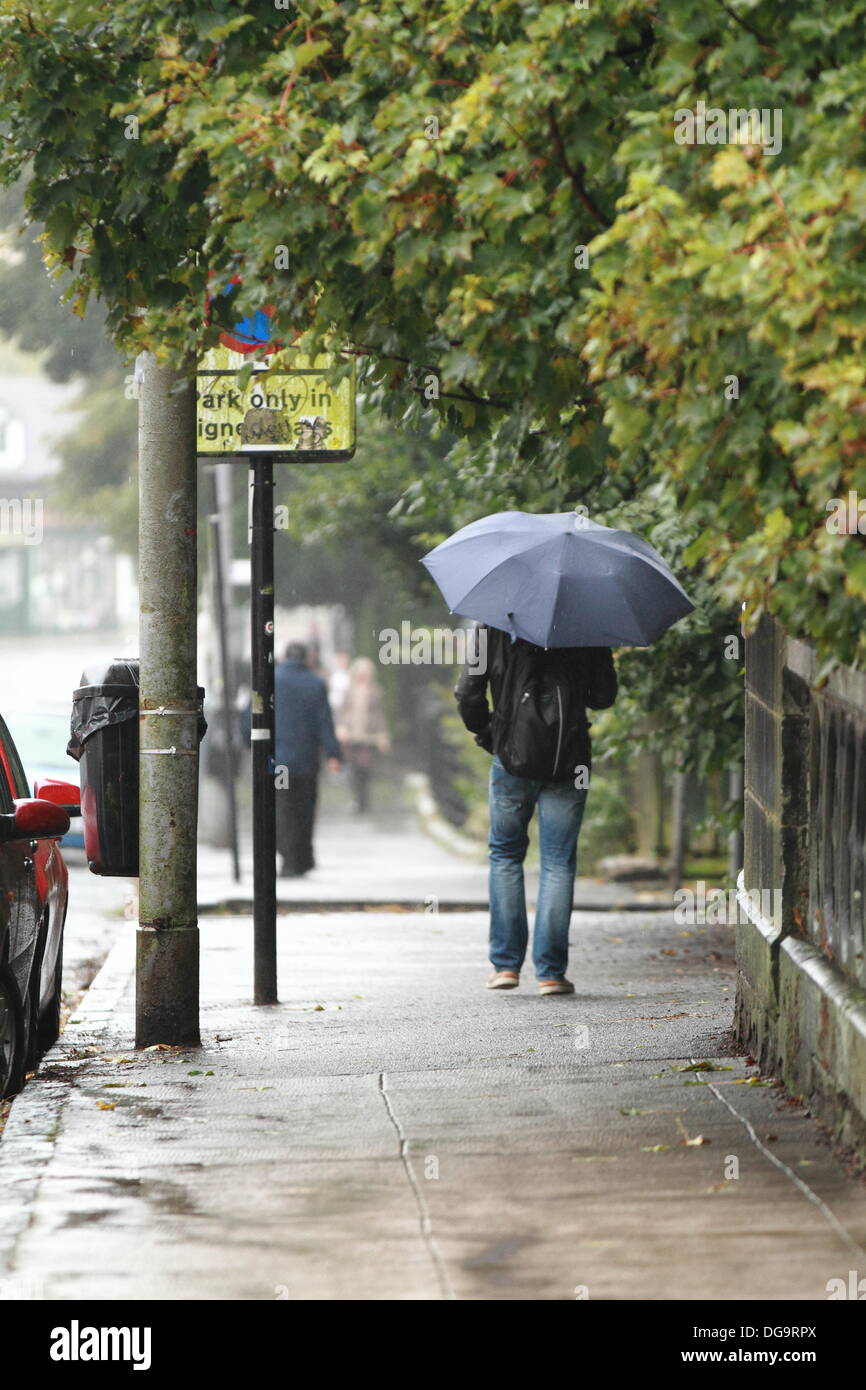 Kelvinbridge, Glasgow, Scotland, UK. 17th October 2013. Persistent rain and a real feel of Autumn don't halt the lives of many, as everyone goes about their daily business. Paul Stewart/Alamy News Stock Photo