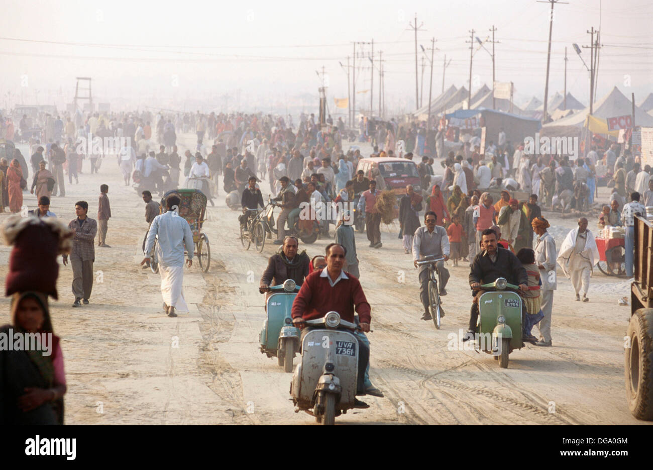 Pilgrims arriving to Kumbh Mela Festival (2001), the largest religious