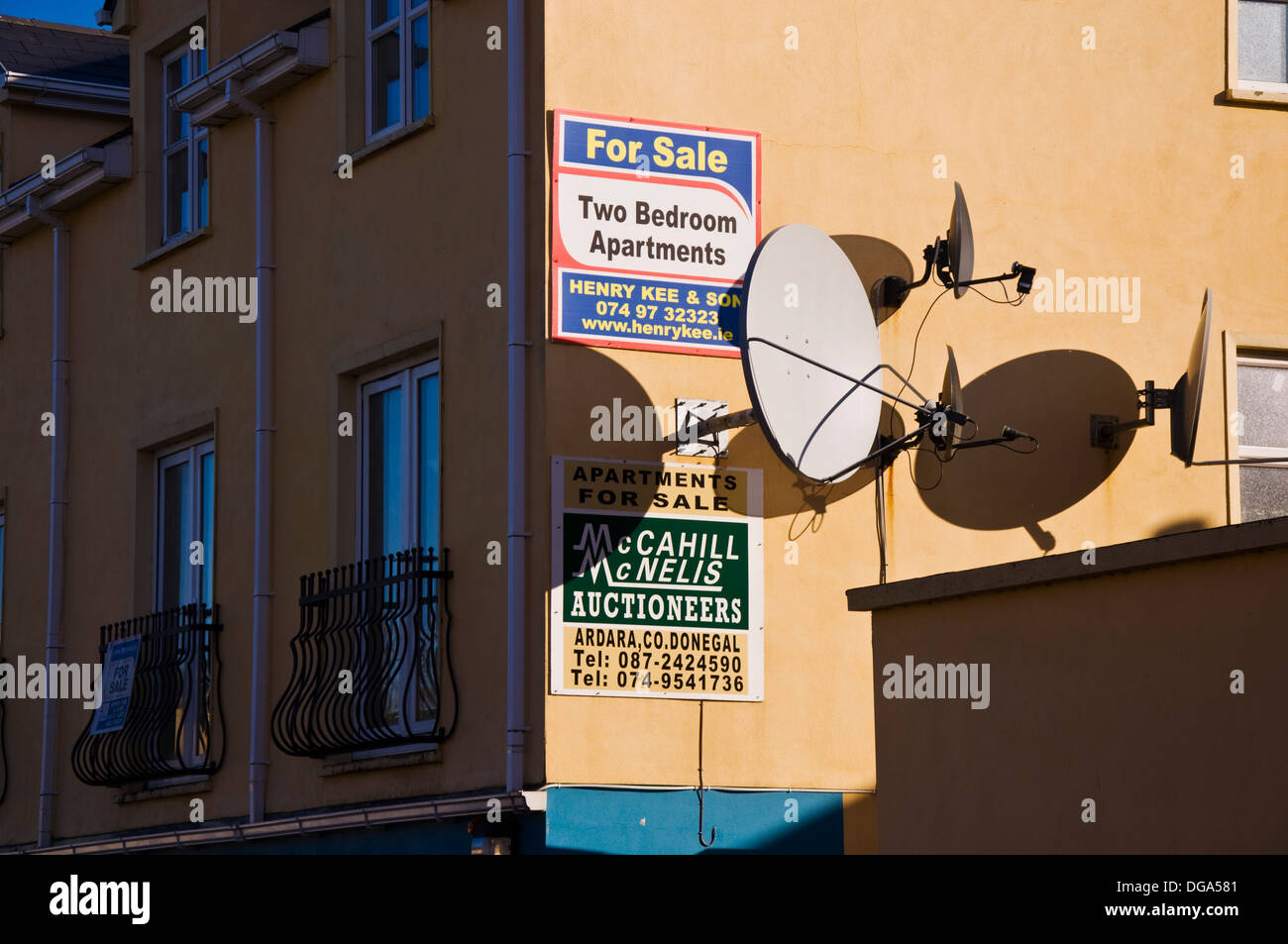 Apartments for sale signage and satellite tv dishes Stock Photo Alamy