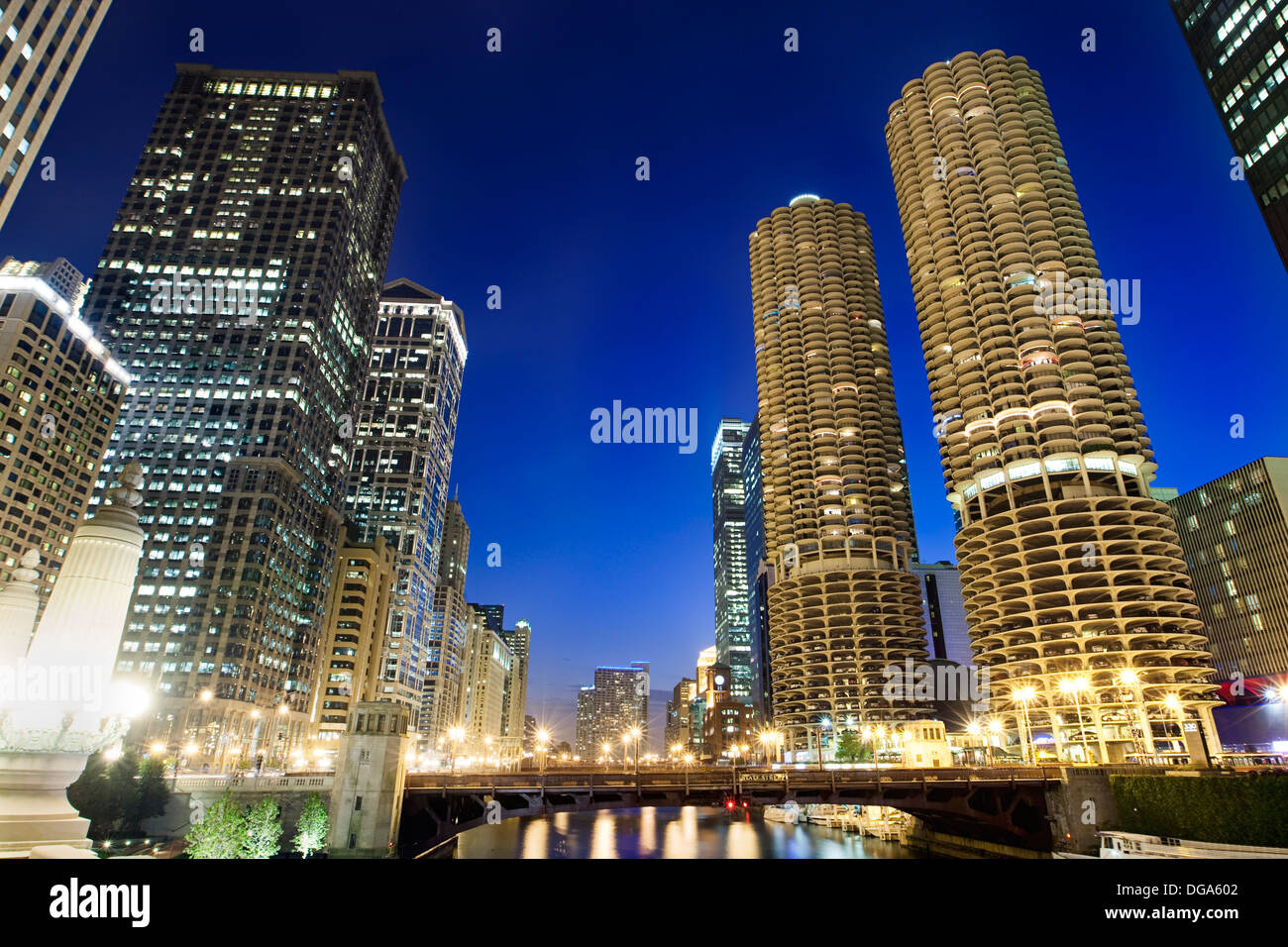 Marina Towers, residential highrise, Chicago River, modern architecture,Chicago Illinois USA