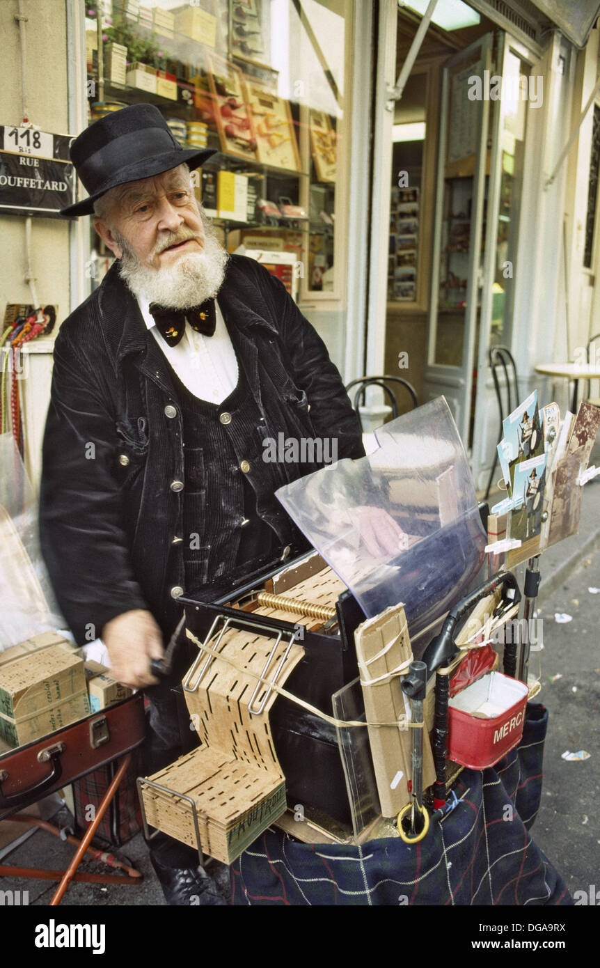 Marché Mouffetard, street musician, St. Germain, Paris. France Stock Photo
