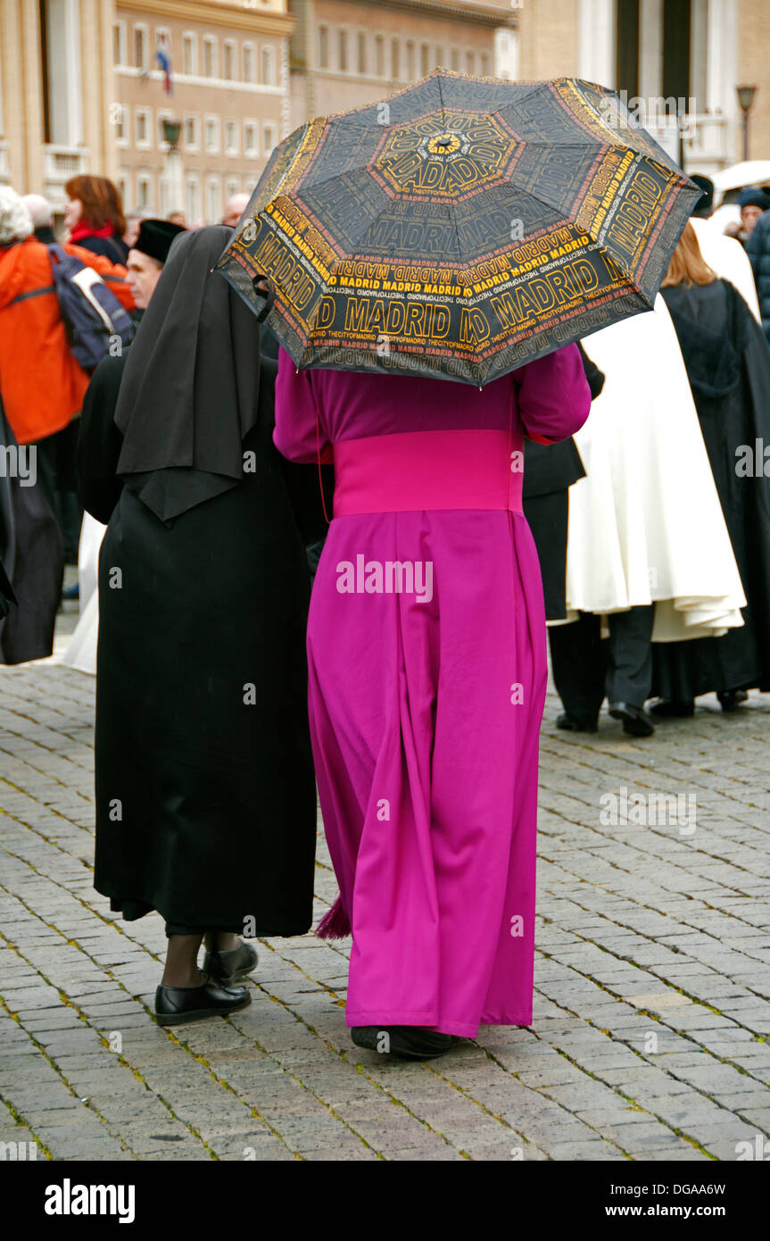 St. Peter´s Square, with nun walking together under umbrella, Vatican City, Città del