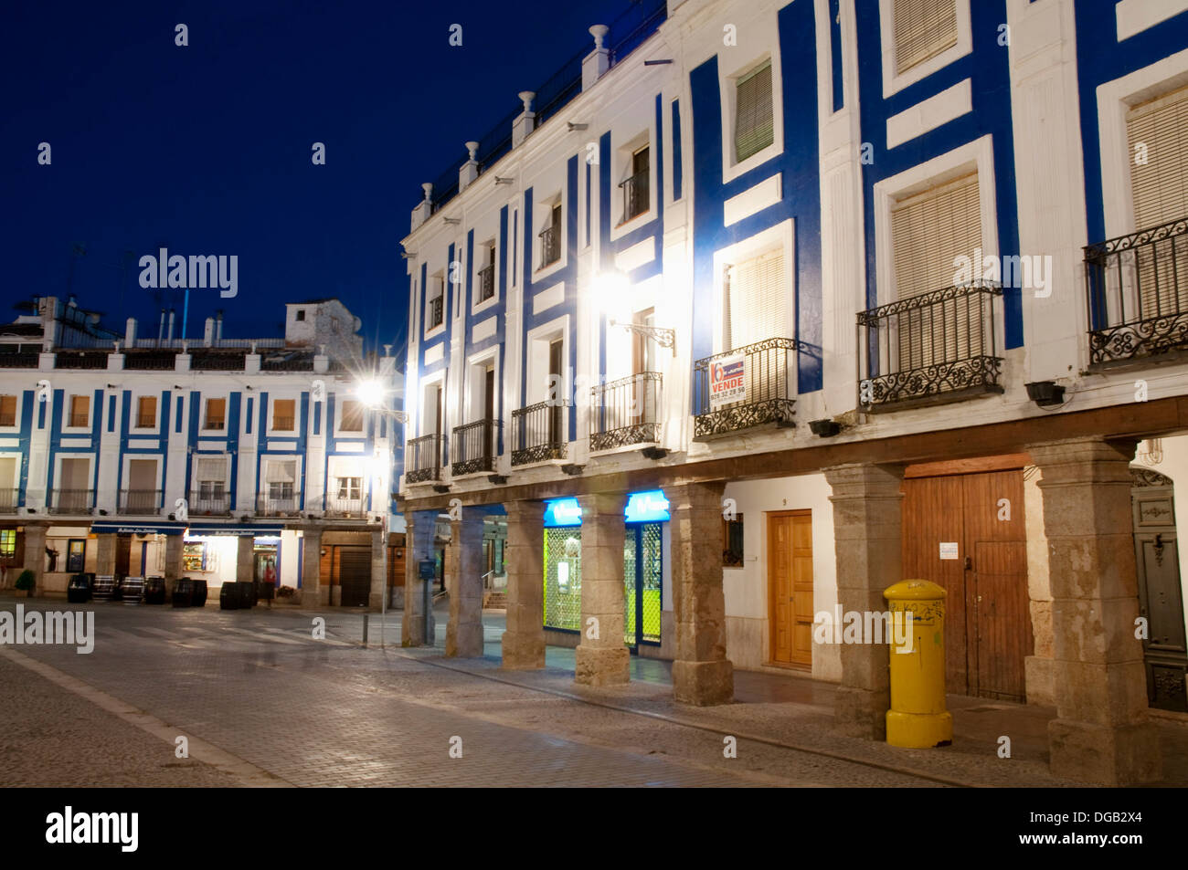 Plaza de España, night view. Valdepeñas, Ciudad Real province, Castilla La  Mancha, Spain Stock Photo - Alamy