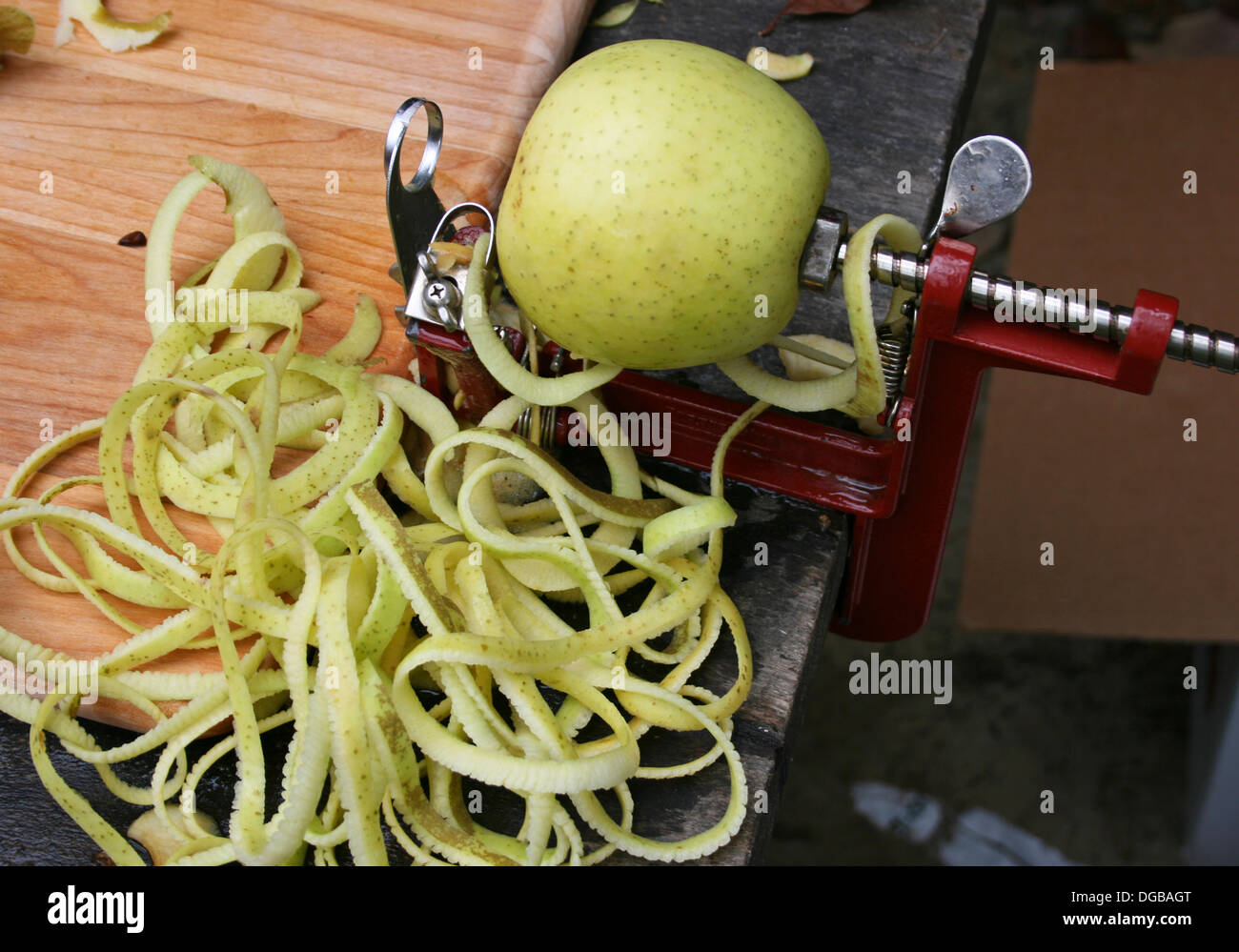 https://c8.alamy.com/comp/DGBAGT/green-apple-on-an-apple-peeler-with-apple-peelings-DGBAGT.jpg