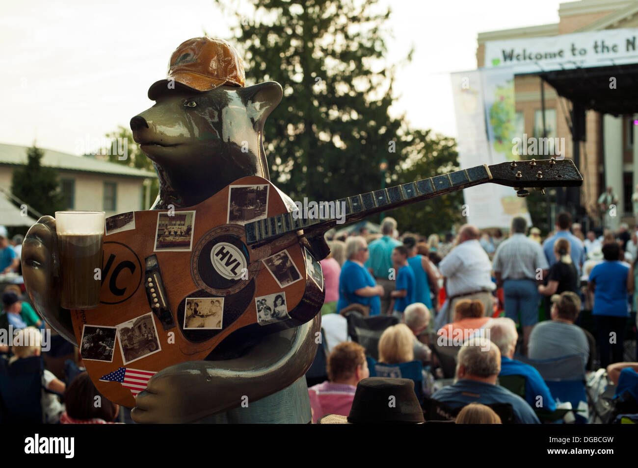 Hendersonville bear at city hall / Apple Festival Stock Photo Alamy