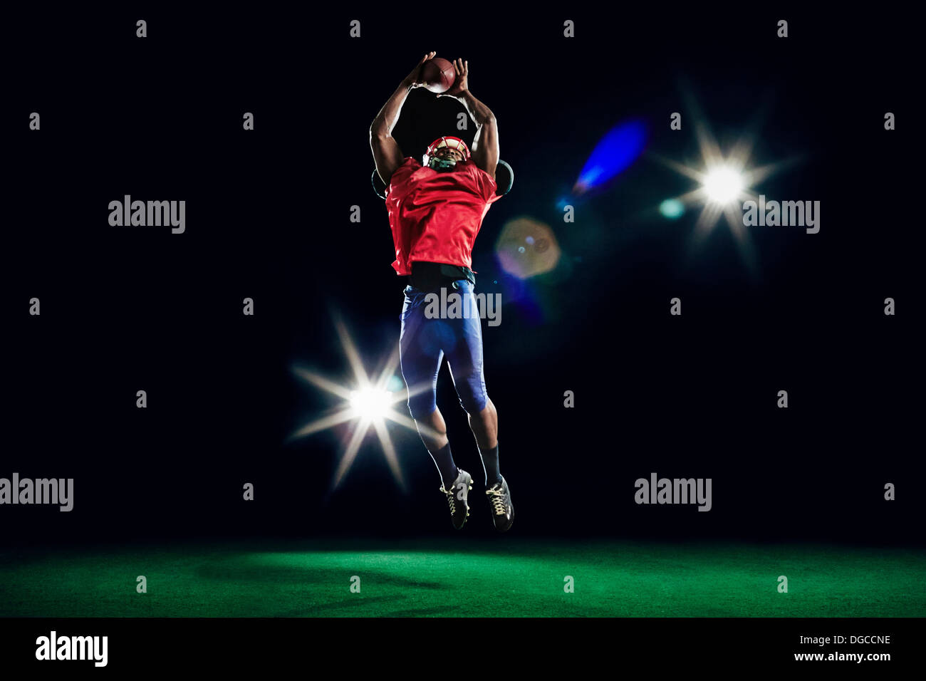 American football player catching ball hi-res stock photography and ...